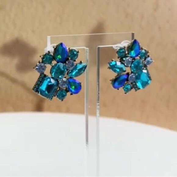 🩵 NEW Blue mosaic cluster crystal earrings 🩵 - Picture 3 of 4